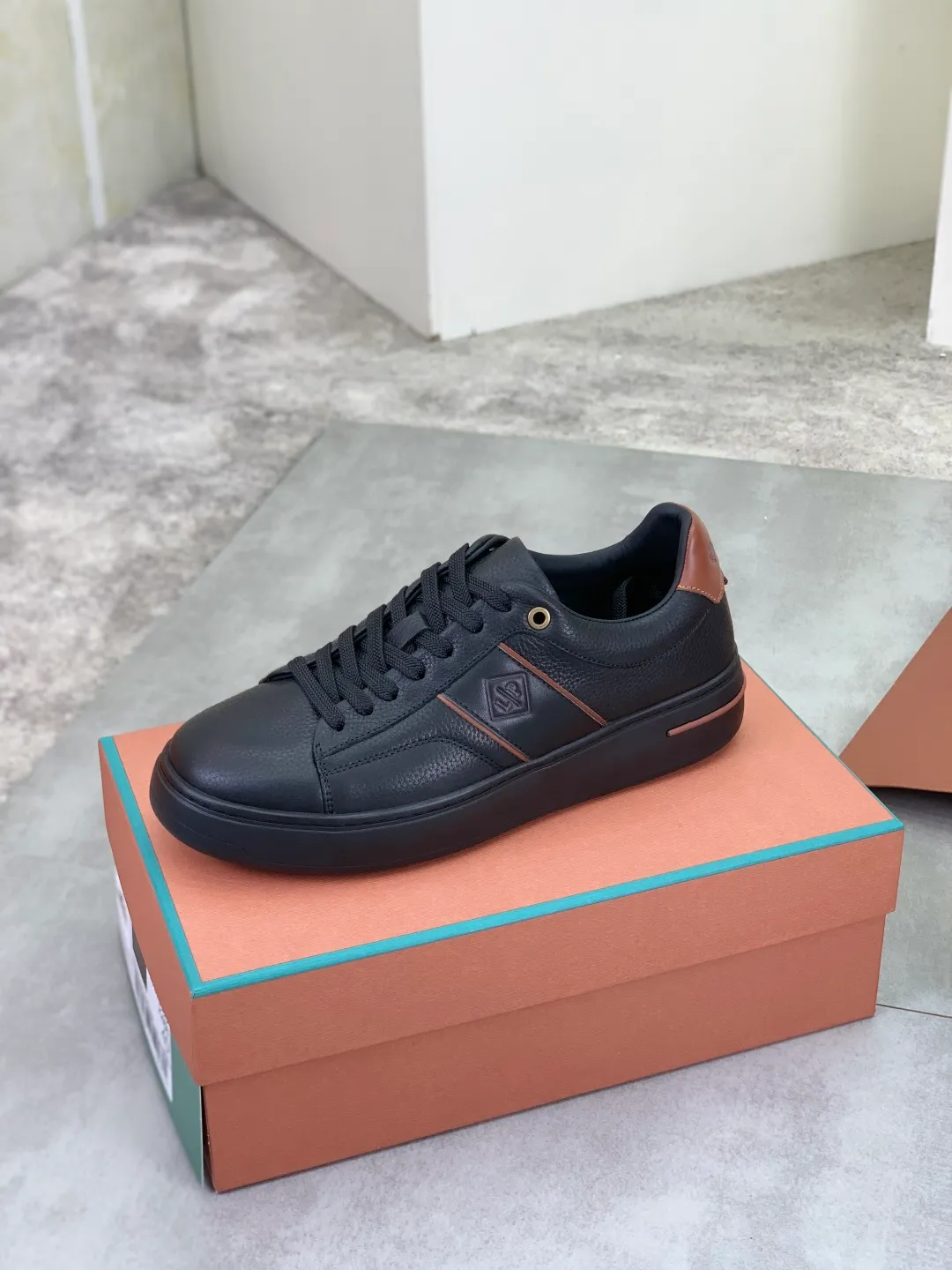 Men's men's shoes 💰P560 New style 💰High quality The latest casual shoes Loro Piana 💯Top grade💯Buy the original copy💯 Founded the existing Loro Piana company on April 24, 1924. It is now the sixth generation of family business, providing top quality products to customers who are discerning in taste and quality. Imported original fly woven fabric with cowhide fabric, plain calfskin lining. Hand-sewn thread with cowhide feet. Original packaging. Number of yards: 38-44 (customized for 45 and 46). 2️⃣ colors available.